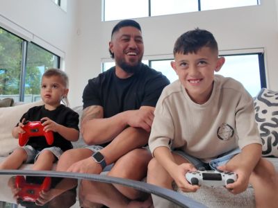 Eine Familie spielt gemeinsam zu Hause; eine positive Erziehungsstrategie, um Spielsucht bei Kindern zu vermeiden.