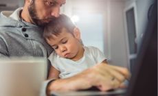 blug-hubmoment-Father-working-and-holding-sleeping-son-720x530px.jpg