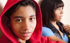 teenage boy wearing hoodie smiling at camera, Adolescente llevando sudadera sonriendo hacia la cámara.